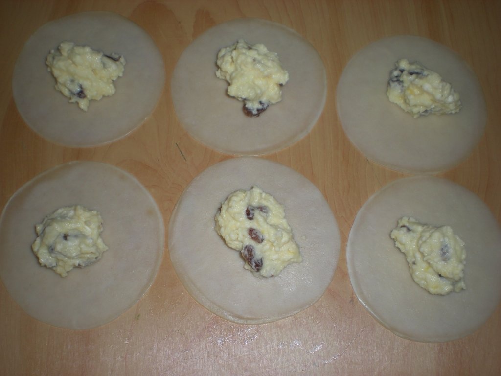 Placintele cu ricotta si stafide