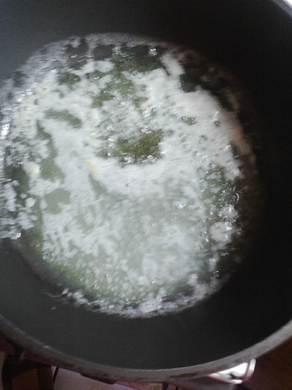 Piept de pui in sos de smantana cu mamaliguta