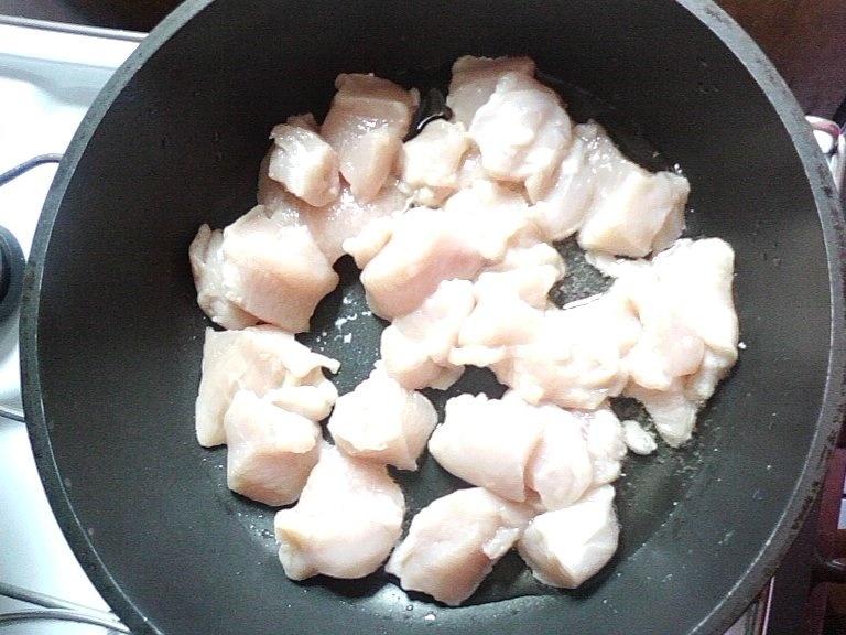 Piept de pui in sos de smantana cu mamaliguta