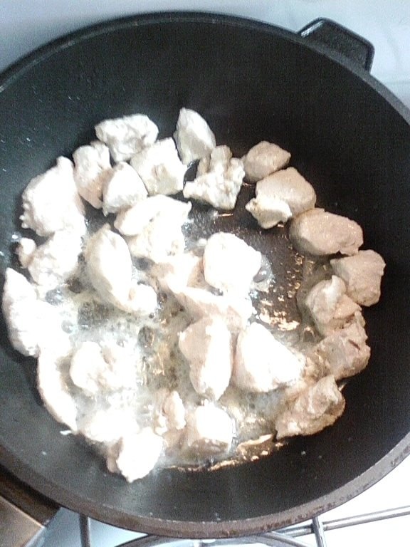 Piept de pui in sos de smantana cu mamaliguta