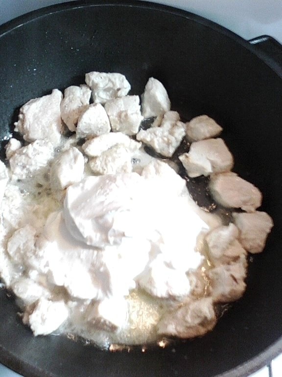 Piept de pui in sos de smantana cu mamaliguta