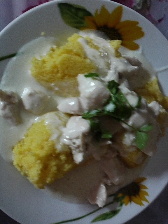 Piept de pui in sos de smantana cu mamaliguta