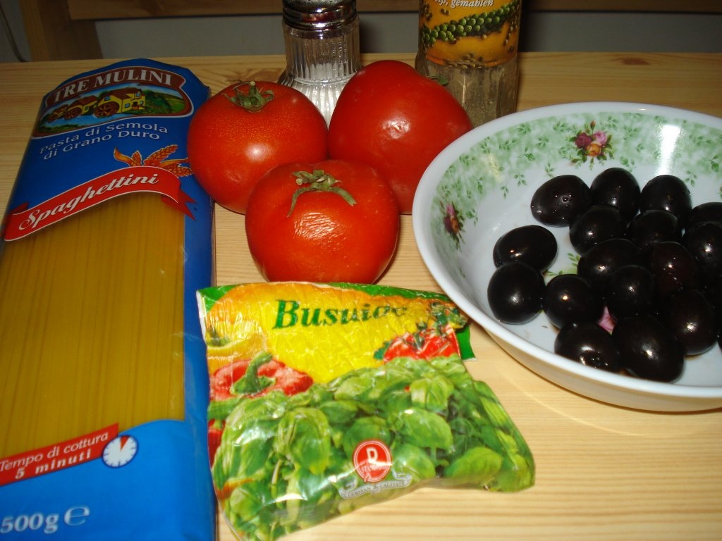 Spaghete cu rosii si busuioc