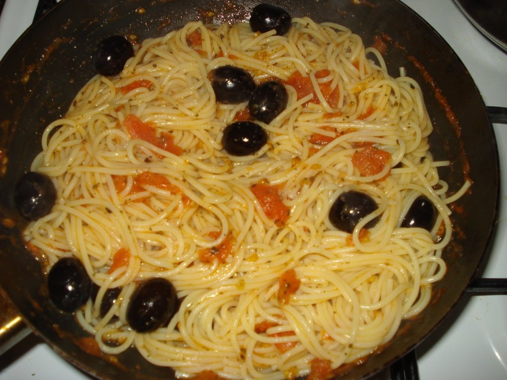 Spaghete cu rosii si busuioc