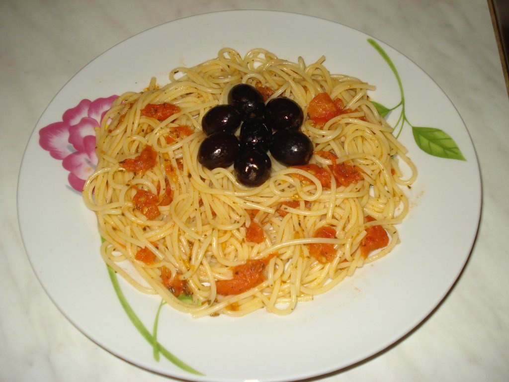 Spaghete cu rosii si busuioc