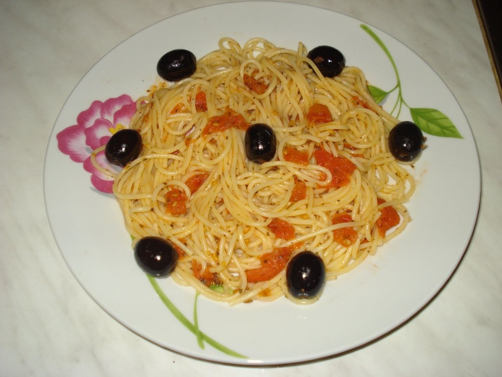 Spaghete cu rosii si busuioc