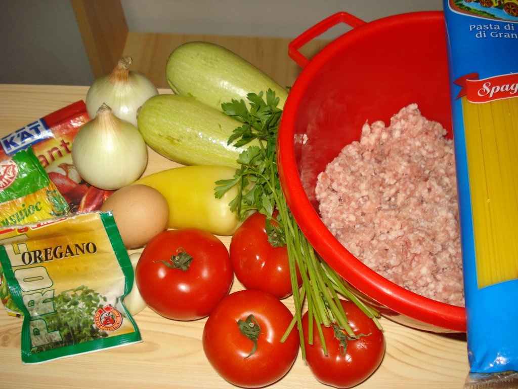 Spaghete cu chiftelute in sos picant