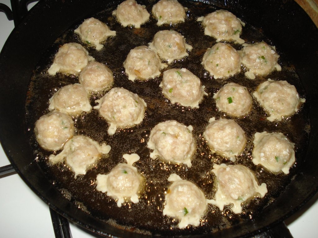 Spaghete cu chiftelute in sos picant