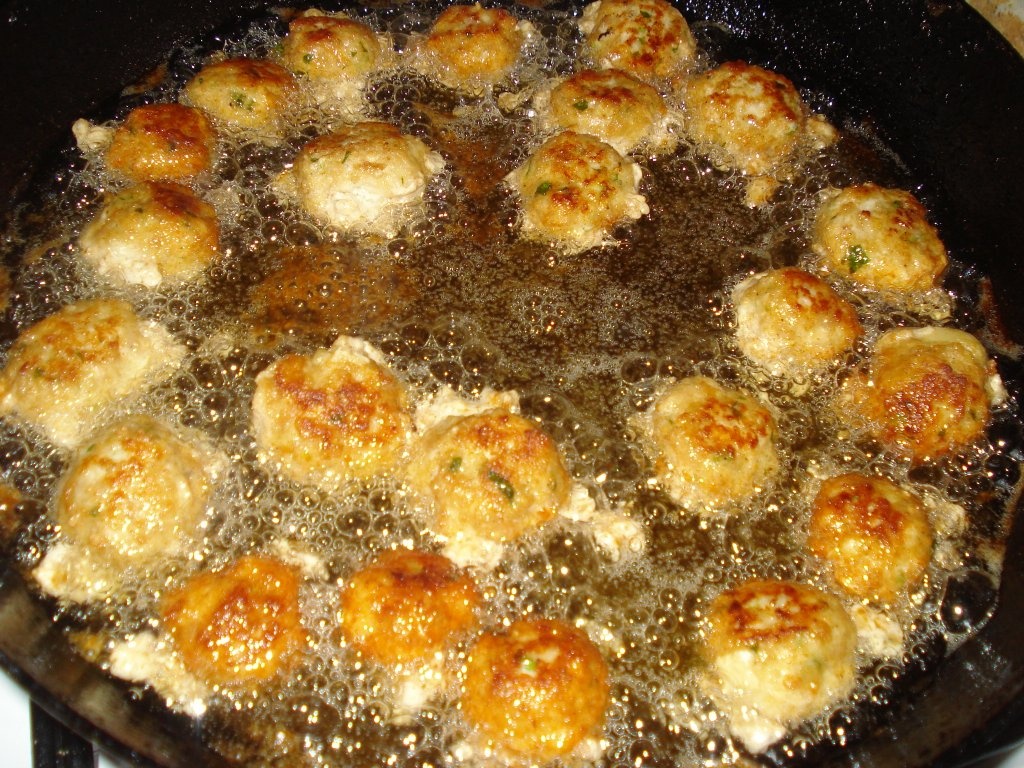 Spaghete cu chiftelute in sos picant