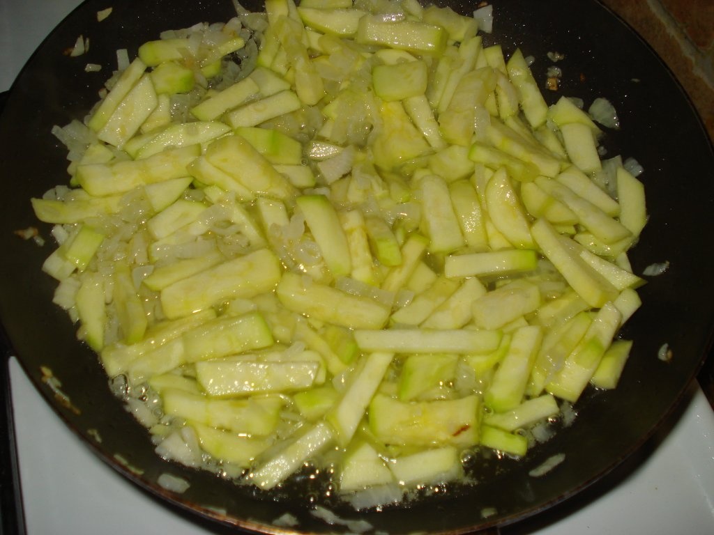 Spaghete cu chiftelute in sos picant