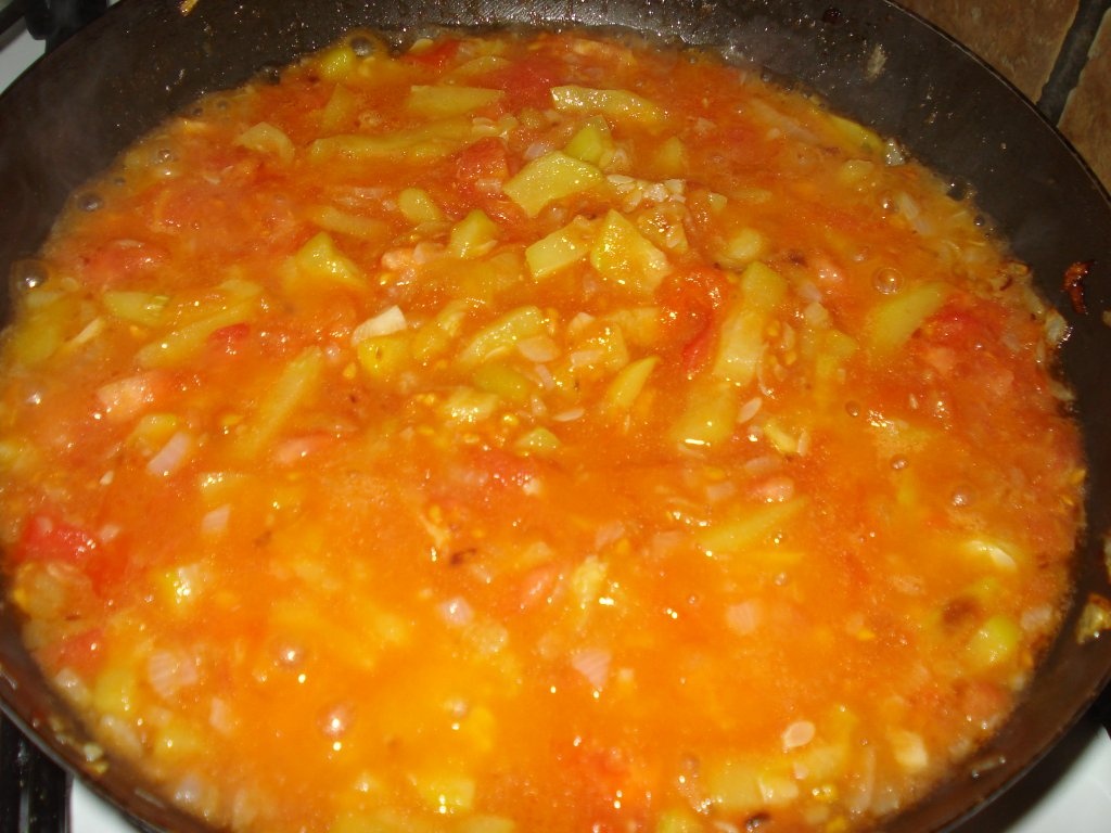 Spaghete cu chiftelute in sos picant