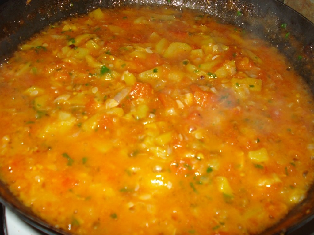 Spaghete cu chiftelute in sos picant