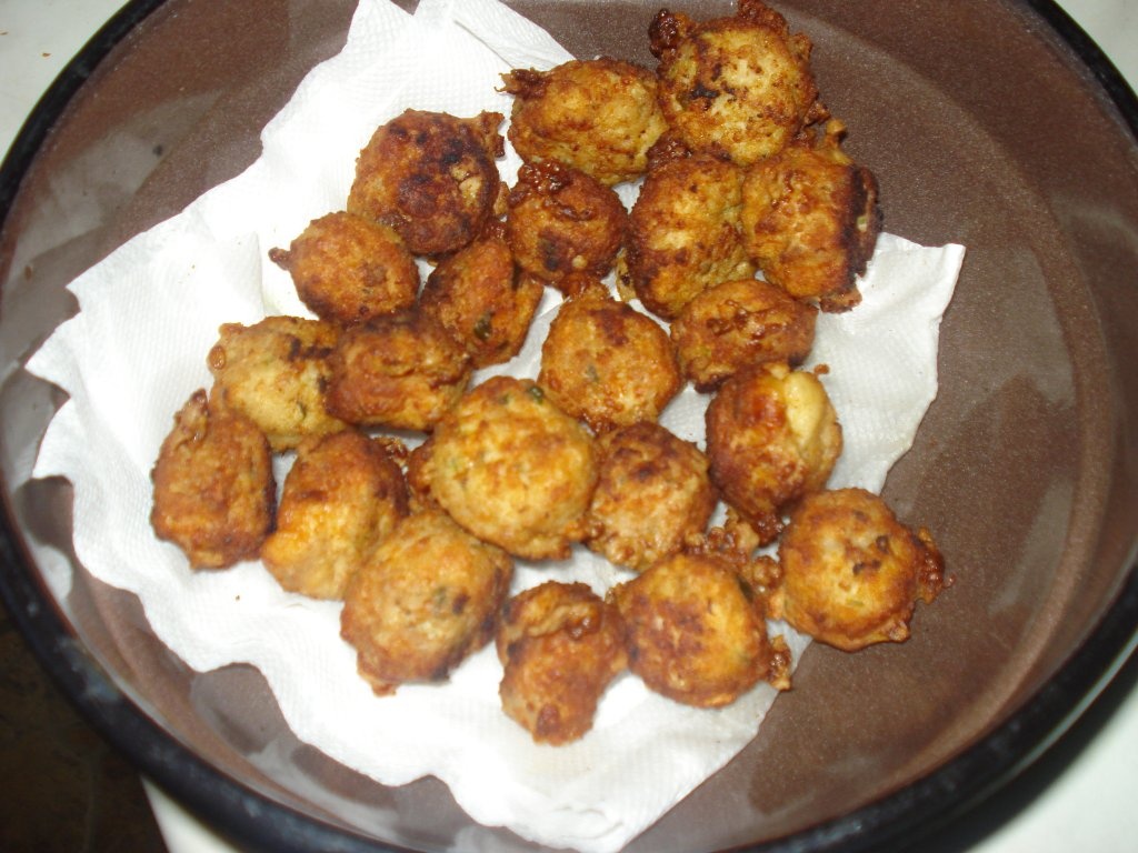 Spaghete cu chiftelute in sos picant