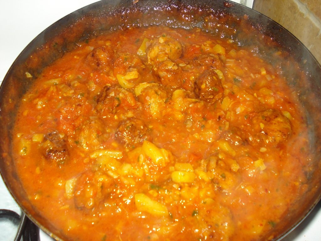 Spaghete cu chiftelute in sos picant