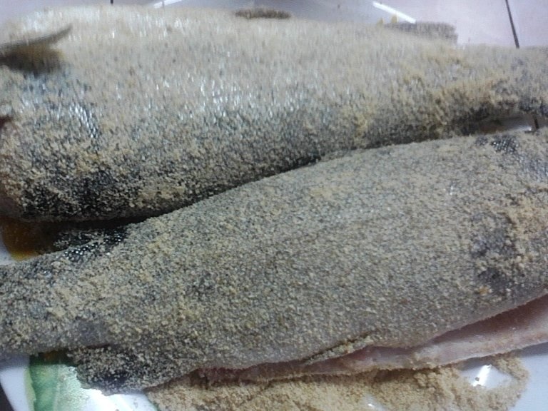 Pastrav prajit cu sos de usturoi verde