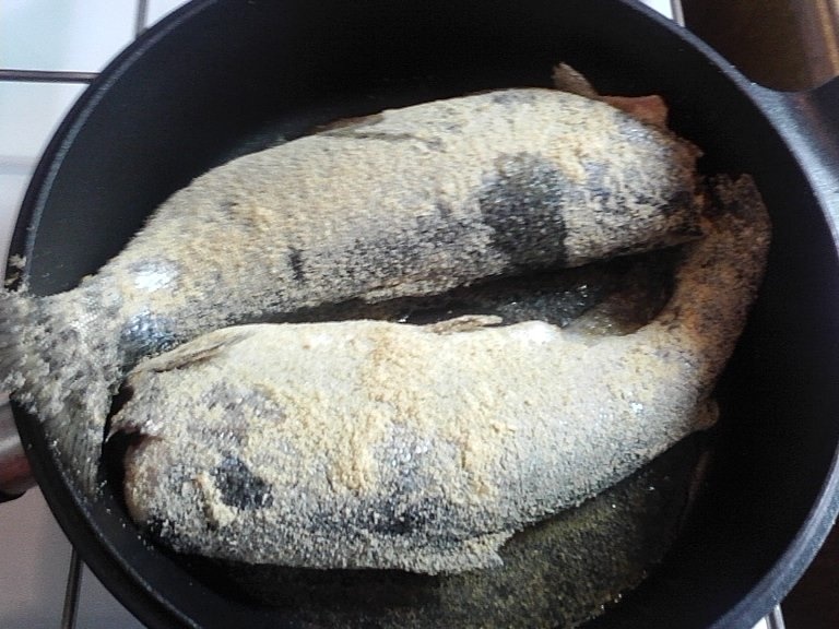 Pastrav prajit cu sos de usturoi verde