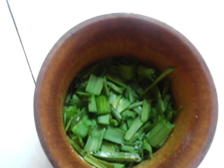 Pastrav prajit cu sos de usturoi verde