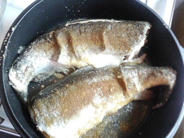 Pastrav prajit cu sos de usturoi verde