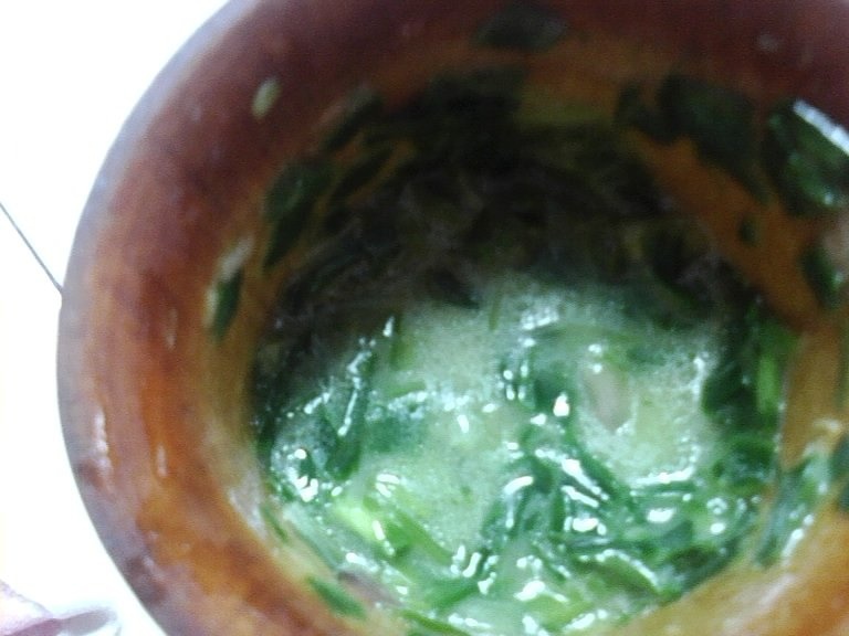 Pastrav prajit cu sos de usturoi verde