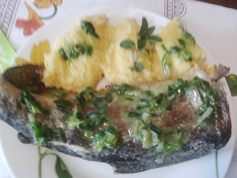 Pastrav prajit cu sos de usturoi verde