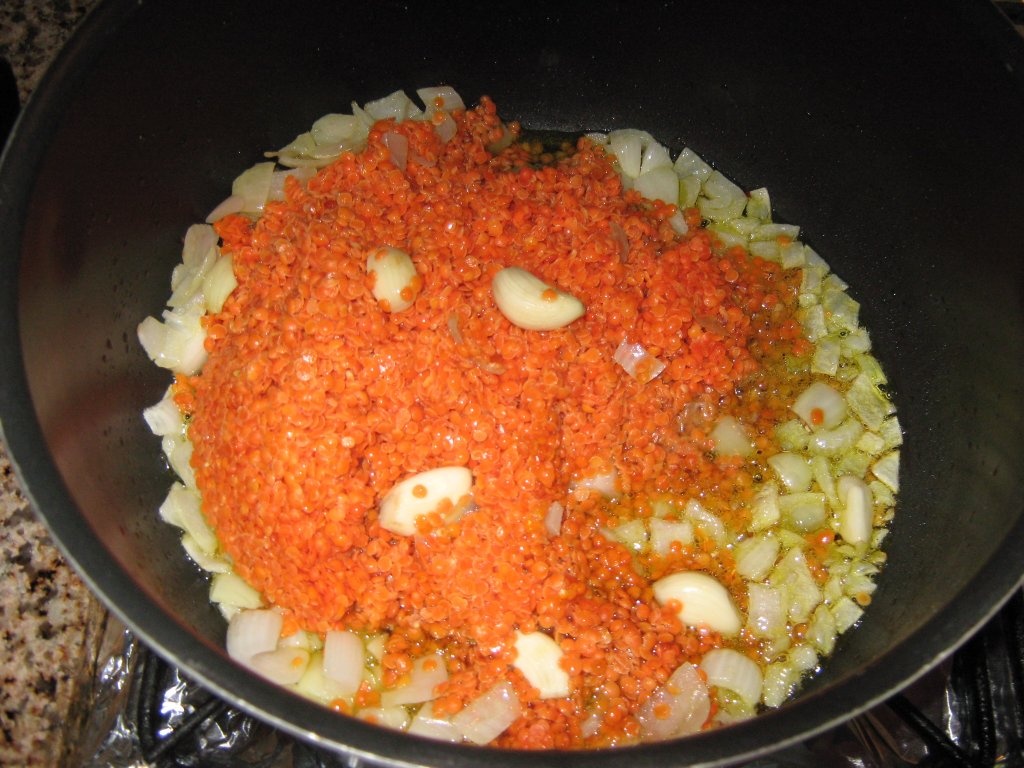 Supa crema de linte cu taitei lati- Regag adass-specific palestiniana