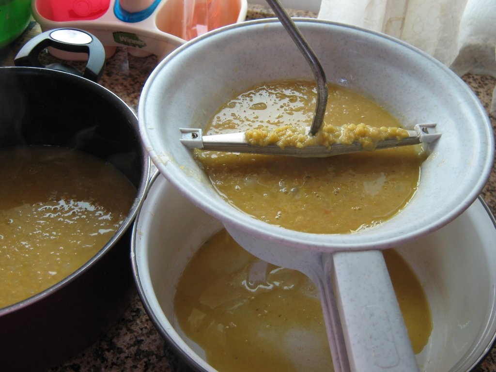 Supa crema de linte cu taitei lati- Regag adass-specific palestiniana