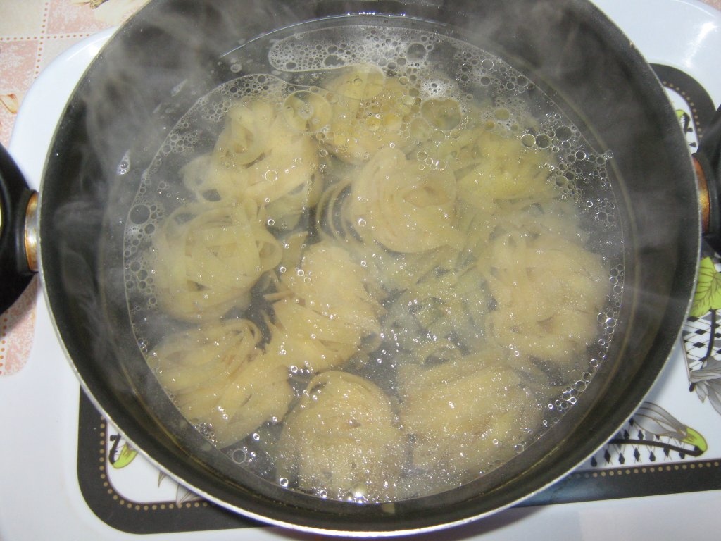 Supa crema de linte cu taitei lati- Regag adass-specific palestiniana