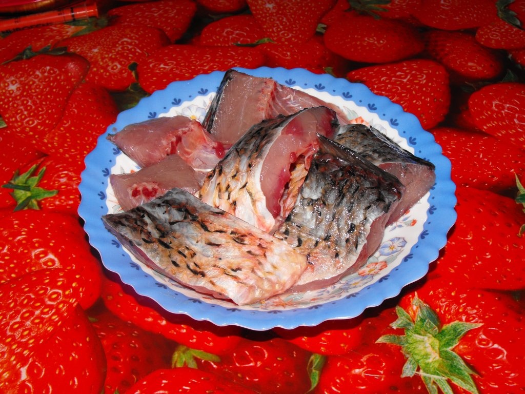 Crap prajit cu garnitura de cartofi natur