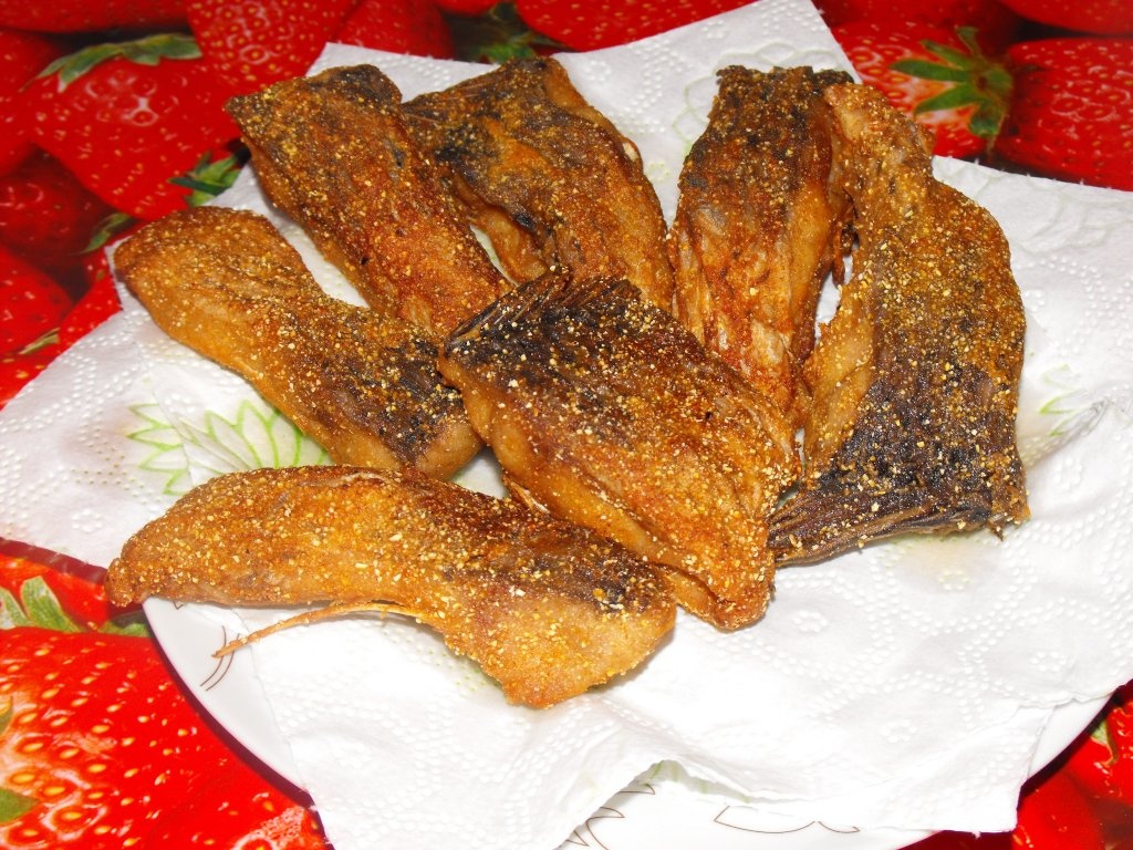 Crap prajit cu garnitura de cartofi natur