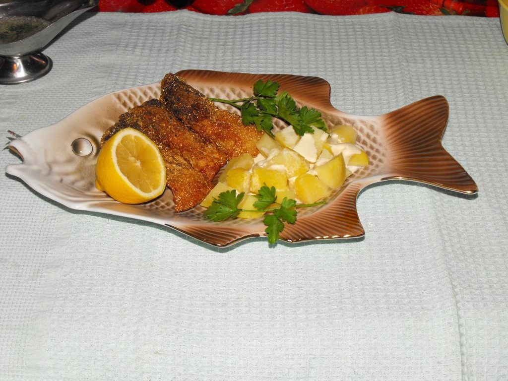 Crap prajit cu garnitura de cartofi natur