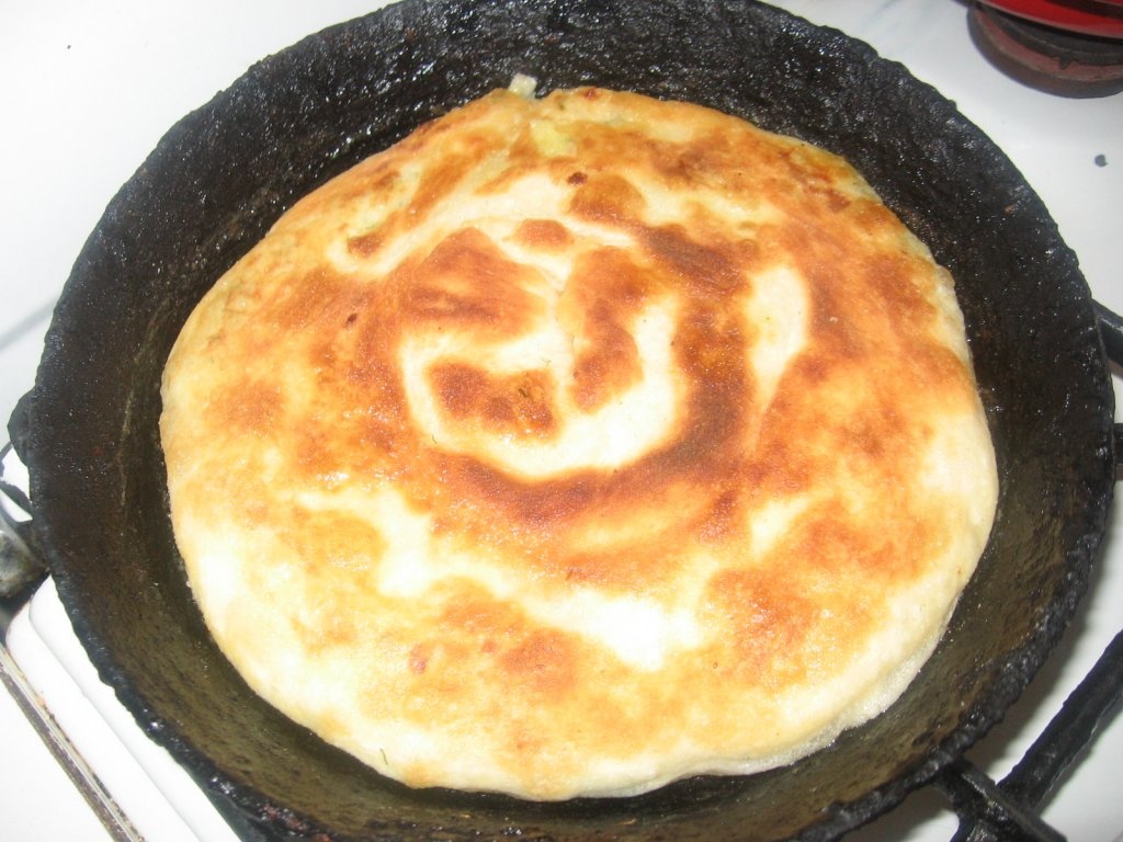 Placinta cu cartofi sau branza ,de la mama