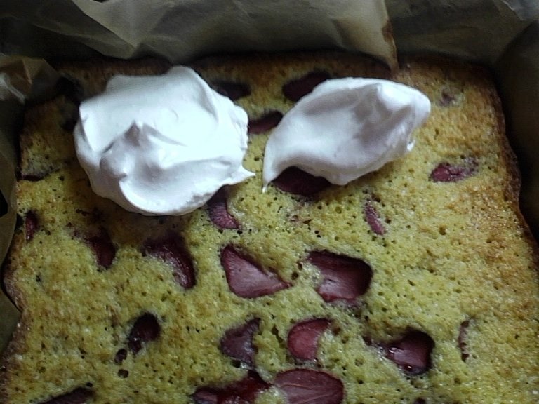 Prajitura cu capsuni si bezea