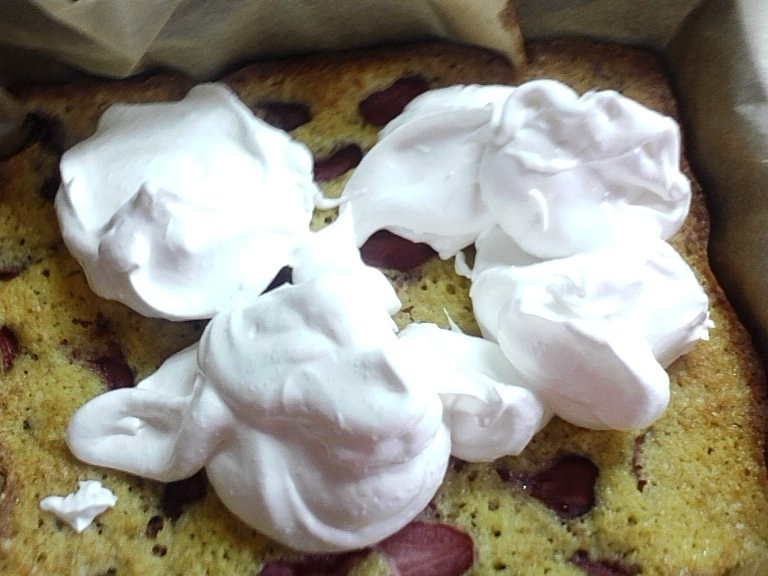 Prajitura cu capsuni si bezea