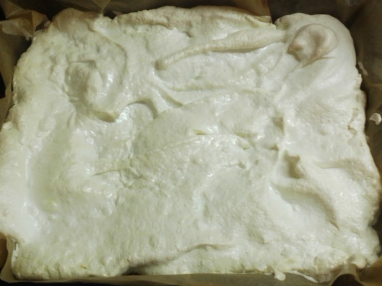 Prajitura cu capsuni si bezea