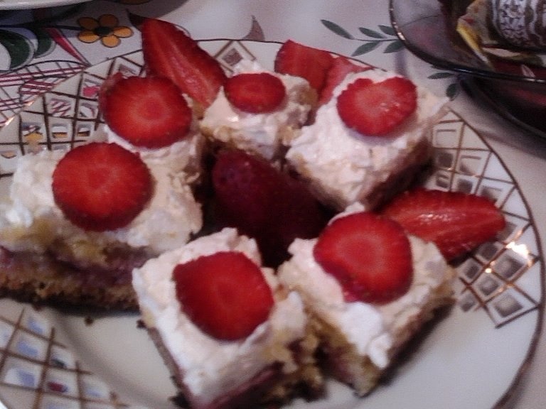 Prajitura cu capsuni si bezea