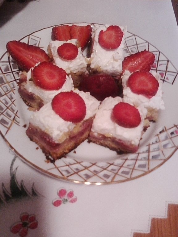 Prajitura cu capsuni si bezea