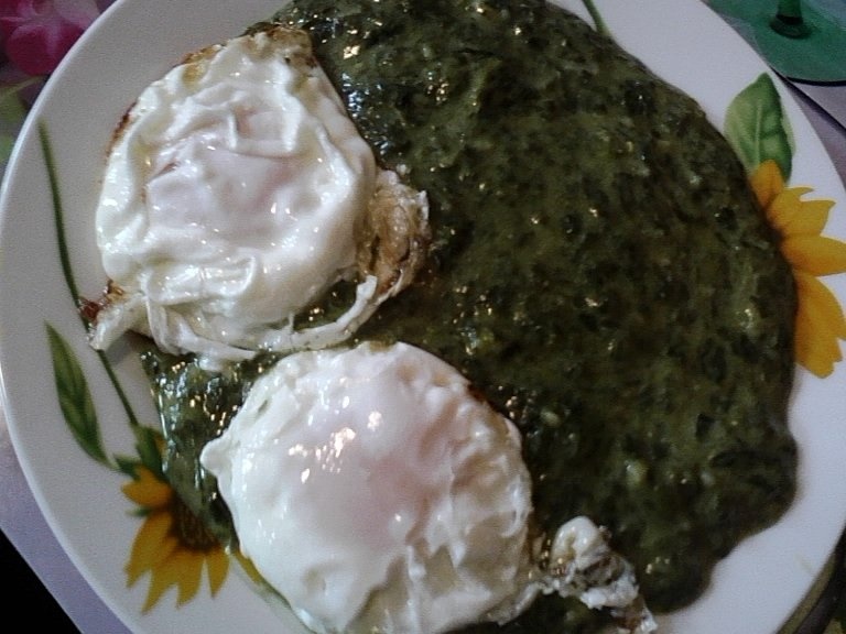 Piure de spanac cu ochiuri
