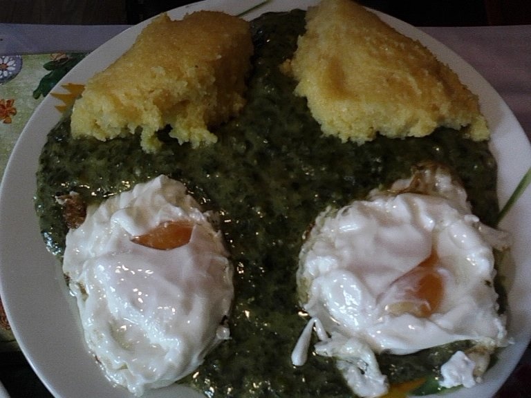 Piure de spanac cu ochiuri