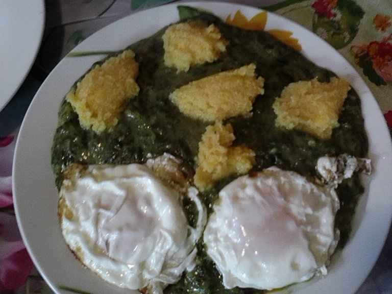 Piure de spanac cu ochiuri