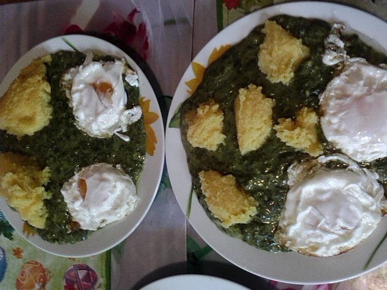 Piure de spanac cu ochiuri