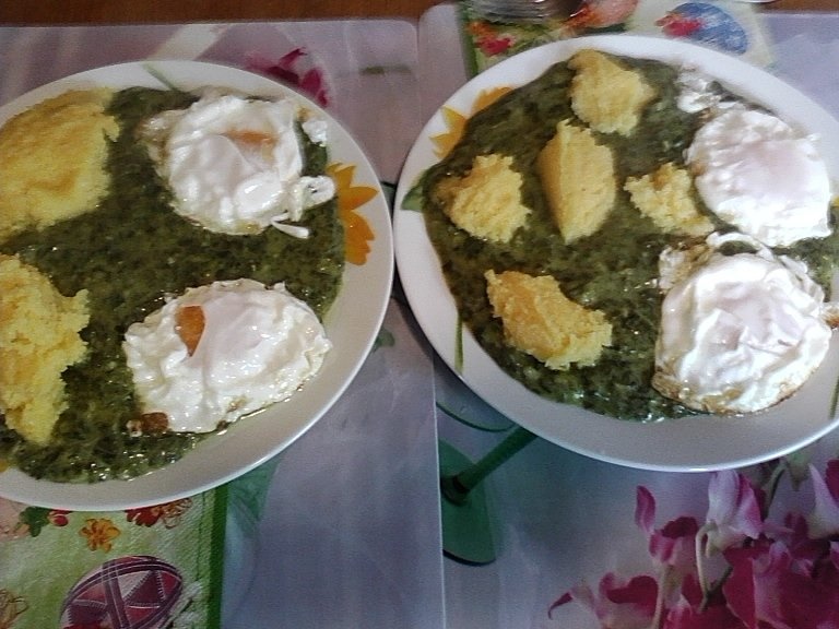 Piure de spanac cu ochiuri