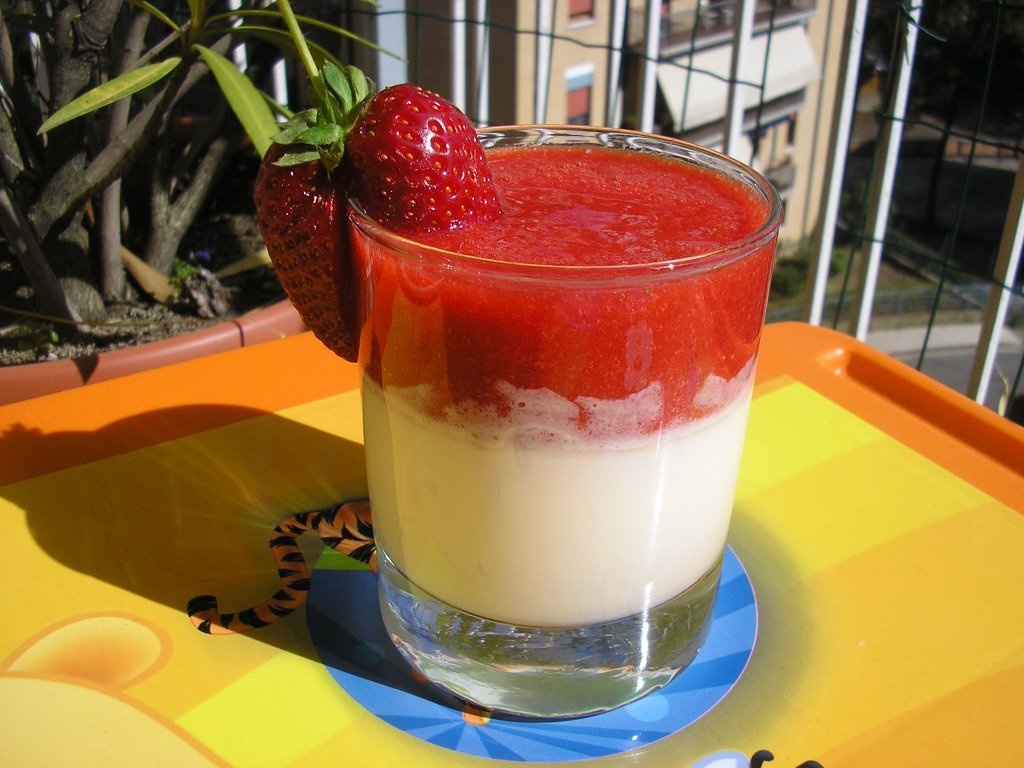 Panna cotta cu sos de capsuni