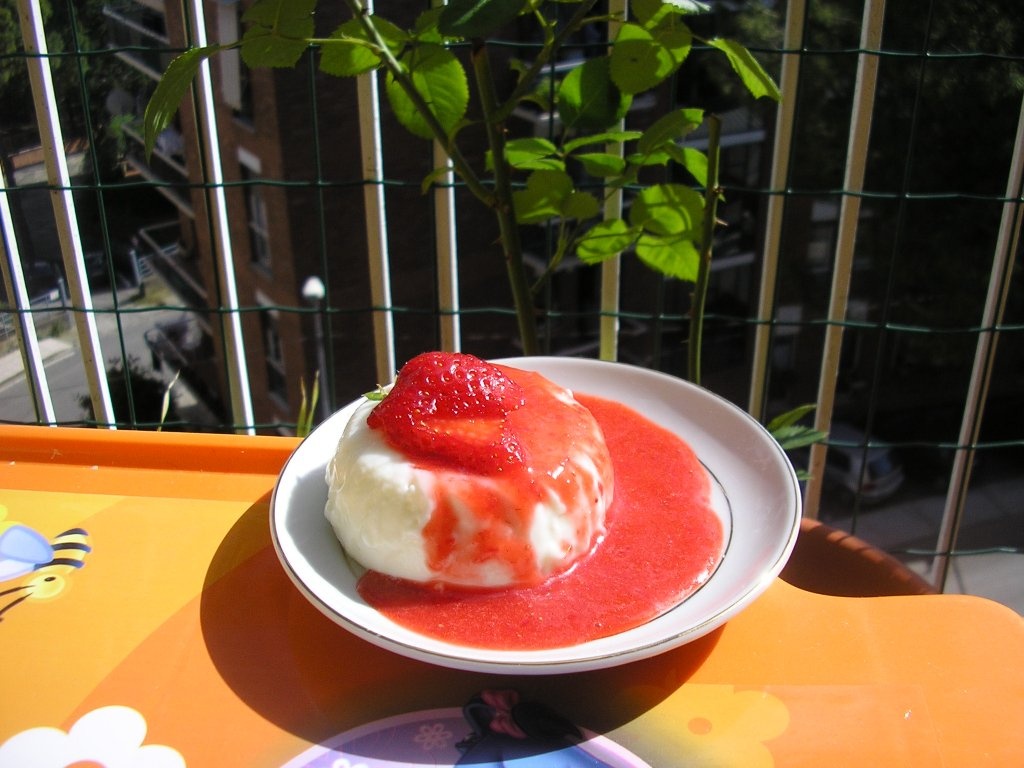 Panna cotta cu sos de capsuni