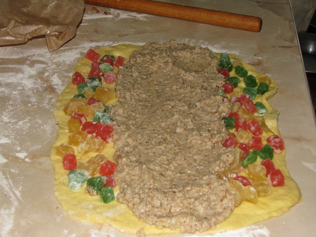 Cozonac cu nuca si rahat