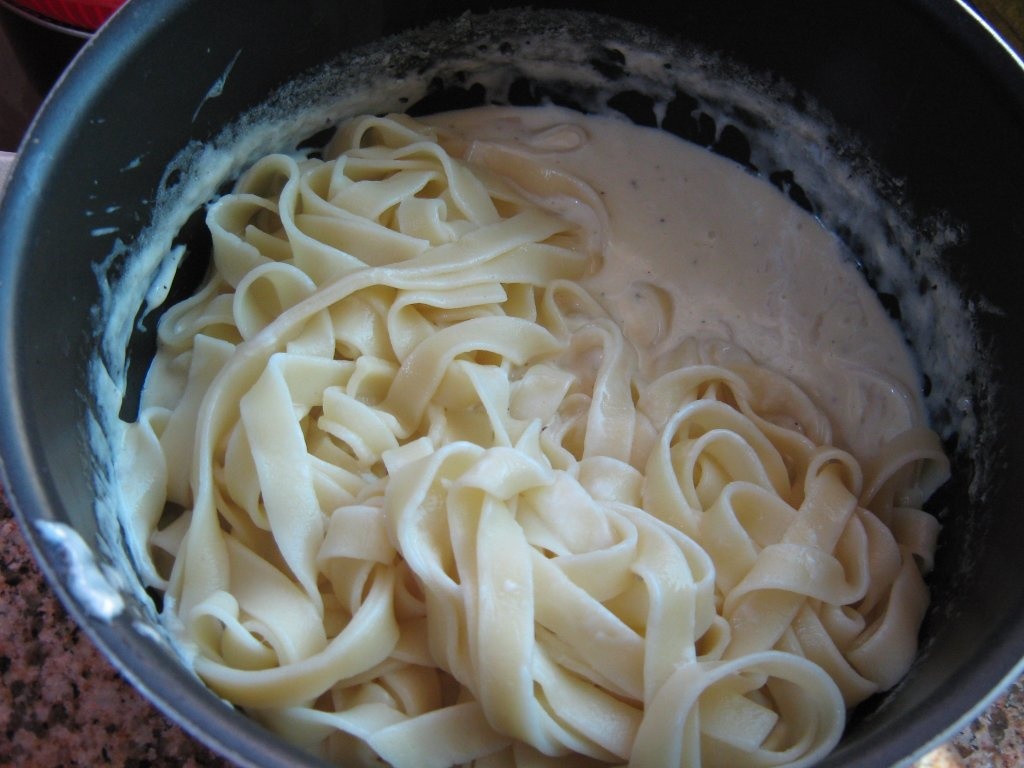 Fettucine Alfredo cu creveti