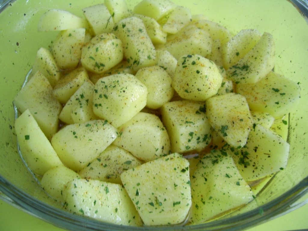 Cartofi noi cu lamaie la cuptor