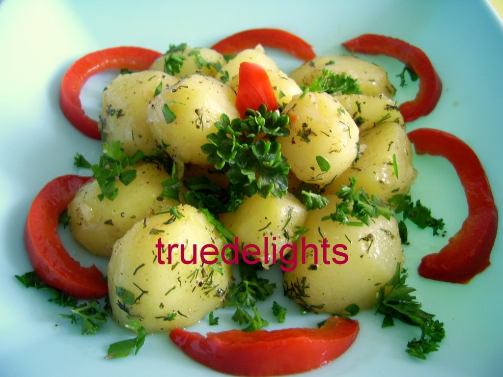 Cartofi noi cu lamaie la cuptor