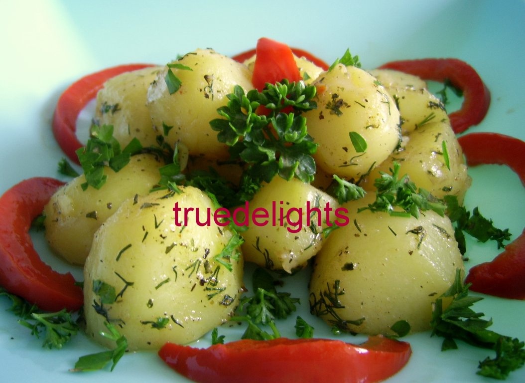 Cartofi noi cu lamaie la cuptor
