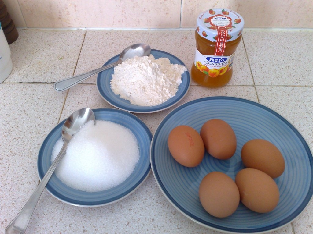 Rulada cu dulceata de piersici