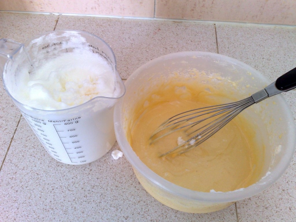 Rulada cu dulceata de piersici